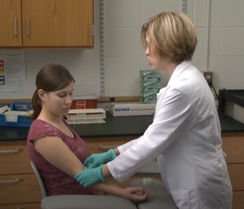 Лечение зависимости от аптечных препаратов в Трёхгорном Врач делает инъекцию пациентке