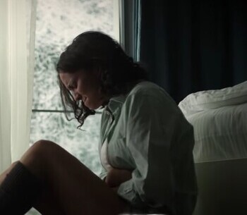 Девушка сидит на полу